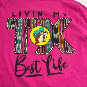 Buc-ee’s Livin’ My Best Life Texas Pink‎ Short Sleeve Shirt Top Small *TINY FLAW